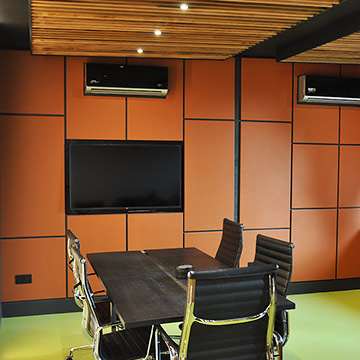 Upholstered wall panels in high quality leather-like vinyl